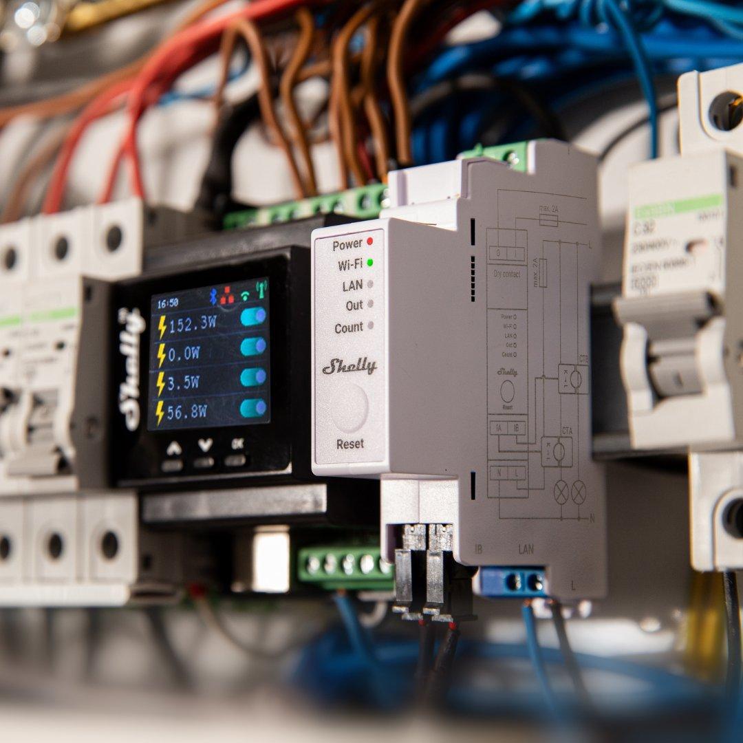 Shelly Pro uređaj ugrađen u električni razvodni ormar za monitoring potrošnje energije u poslovnom objektu